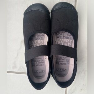 Black Moxie Keen shoes.  New.   Size 6.5.